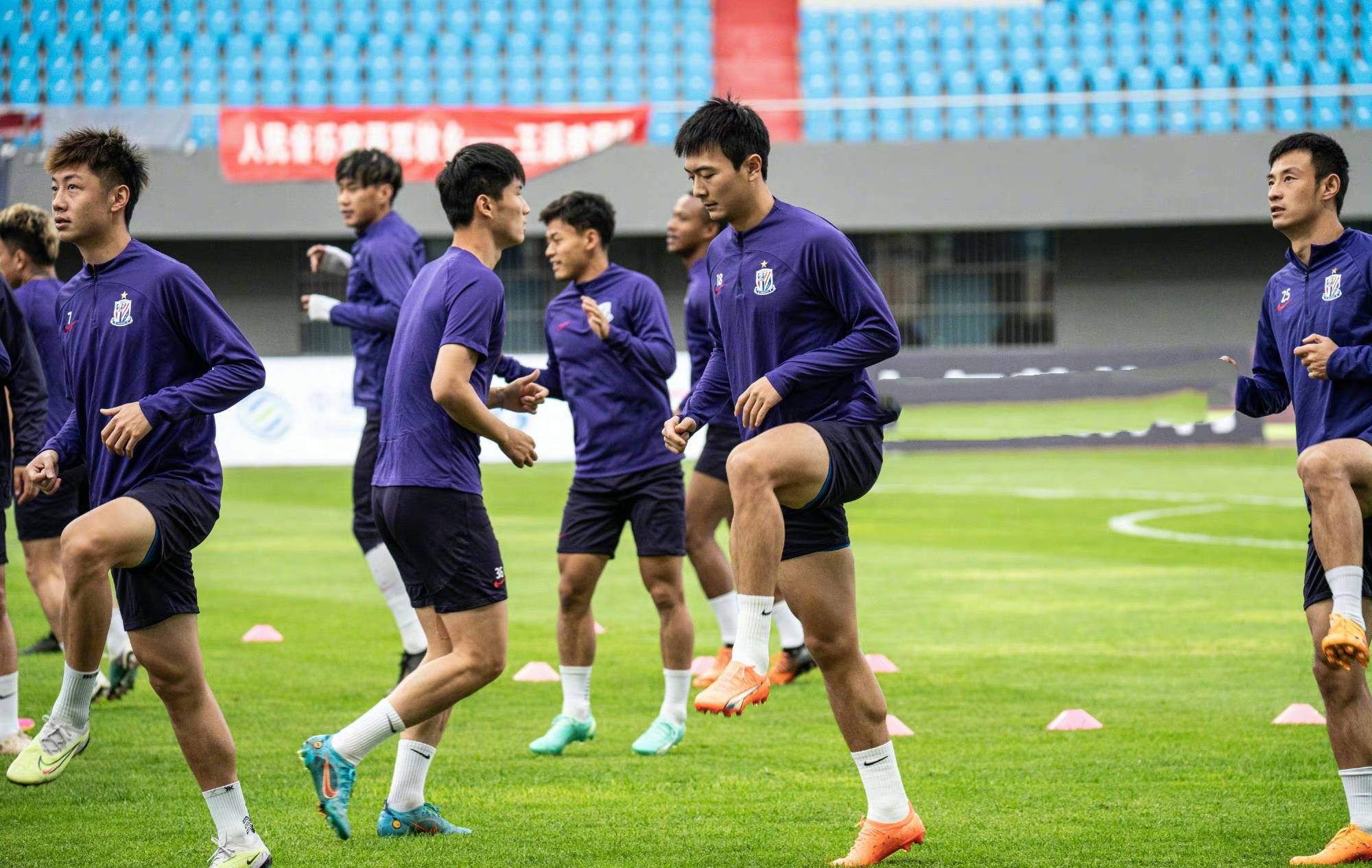 包含关键时刻上海申花调整名单以备足总杯赛后AC米兰单刀错失——欧联节点到来，亚特兰大临场应变备战意大利杯瞬间刷屏的词条