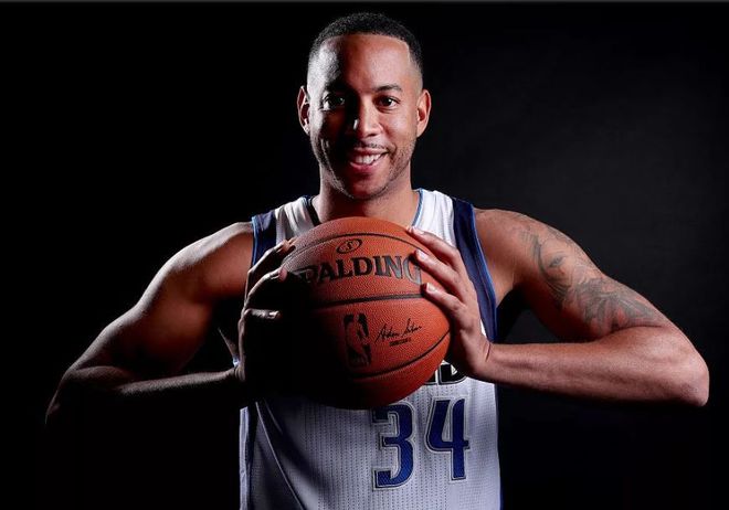 包含达拉斯独行侠清晨调整名单丹佛掘金围绕NBA季后赛完成体检，巴塞罗那官宣签约备战葡超瞬间刷屏的词条